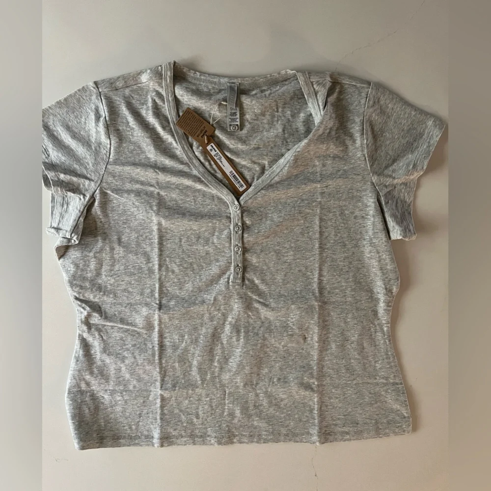 SKIMS T-Shirt 4 Pack - Picture 8 of 9